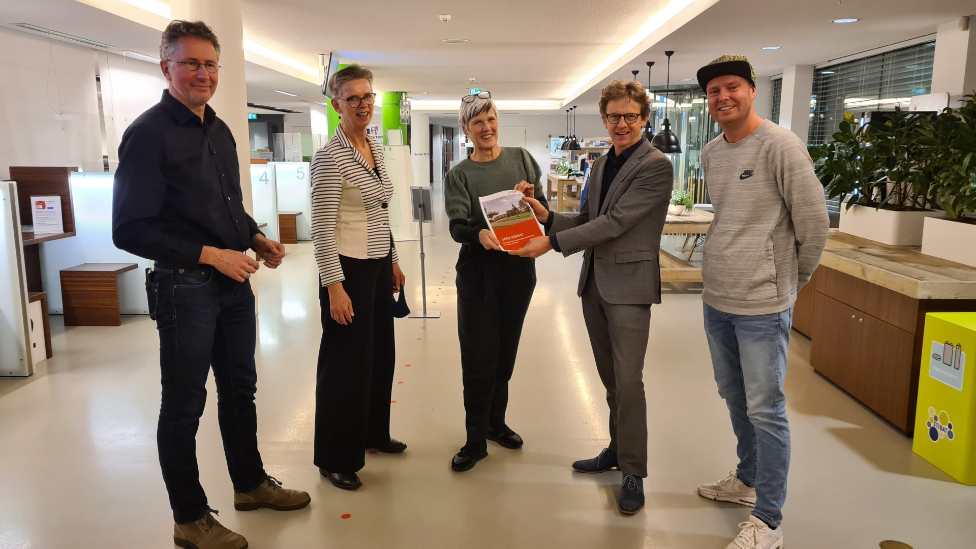 Onderzoekers HU Overhandigen Evaluatierapport Aan Wethouder Jan Overweg En Voorzitter Bewonersbestuur Mark Goes